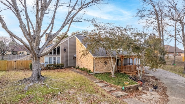 view of front of home featuring a front yard