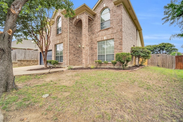 view of front of property featuring a front yard