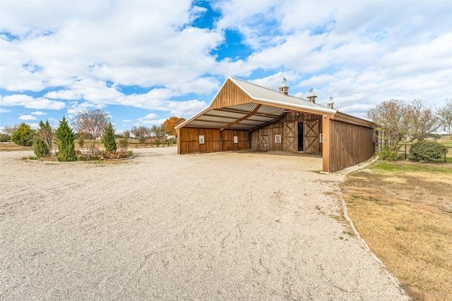 view of front of home featuring an outdoor structure