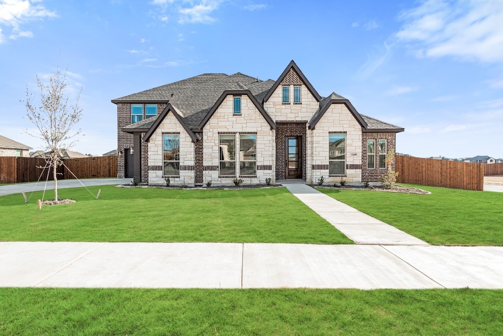 view of front facade featuring a front lawn