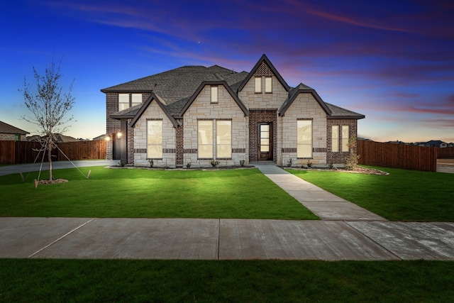 view of front of property featuring a lawn