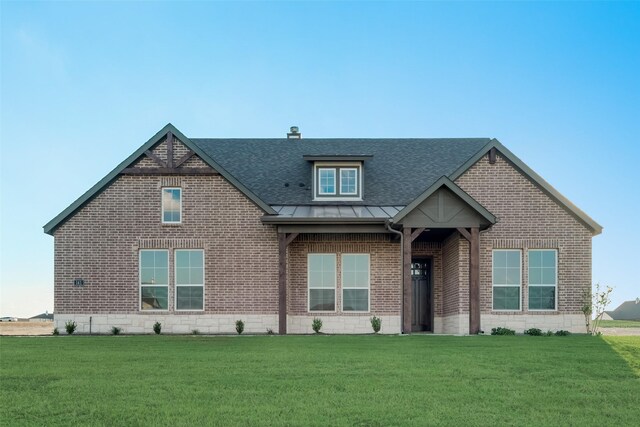 view of front of property featuring a front yard