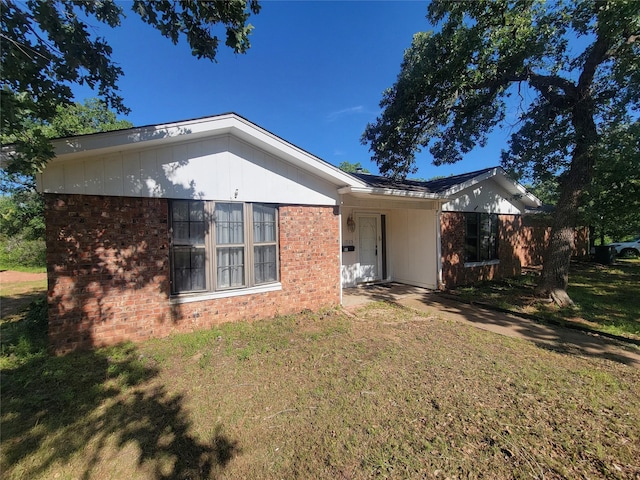 1505 S Rodgers Dr, Graham, TX 76450 - view of front of home with brick siding and a front yard