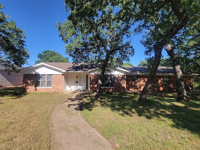 1505 S Rodgers Dr, Graham, TX 76450 - ranch-style house featuring brick siding and a front yard
