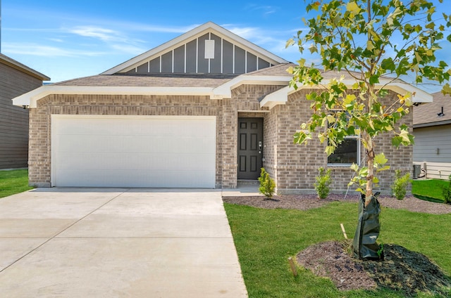 view of front of house with cooling unit, a garage, and a front yard