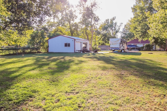 view of yard with an outdoor structure