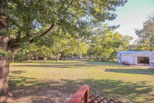 view of yard featuring an outdoor structure