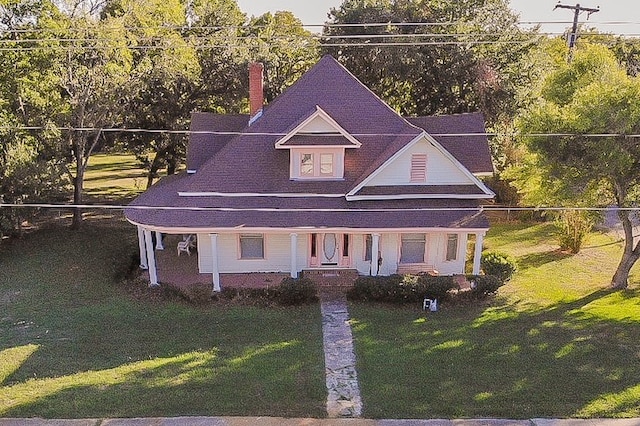 farmhouse-style home featuring a front lawn