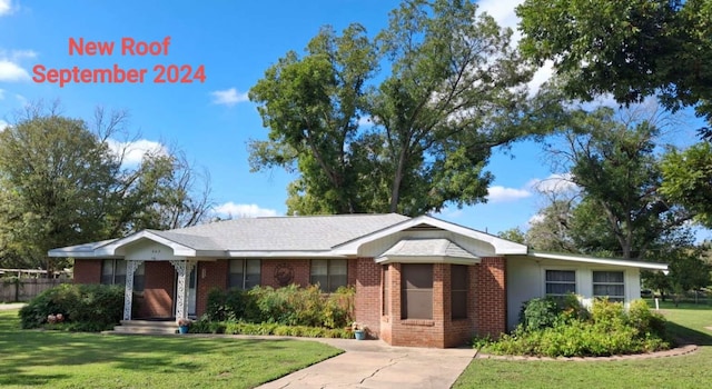 ranch-style house featuring a front lawn