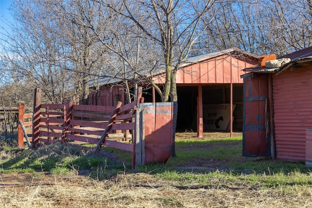 view of yard featuring an outbuilding