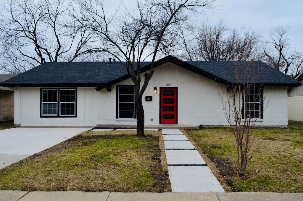 view of front of house featuring a front yard