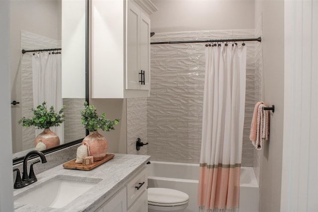 full bathroom featuring shower / tub combo with curtain, vanity, and toilet