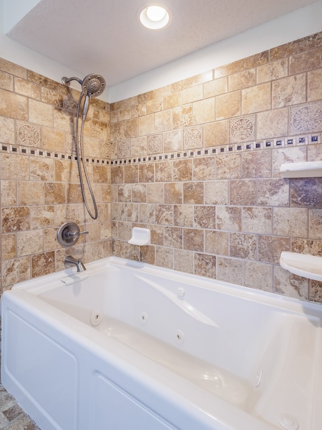 bathroom with tiled shower / bath combo