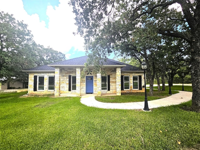 ranch-style house featuring a front yard