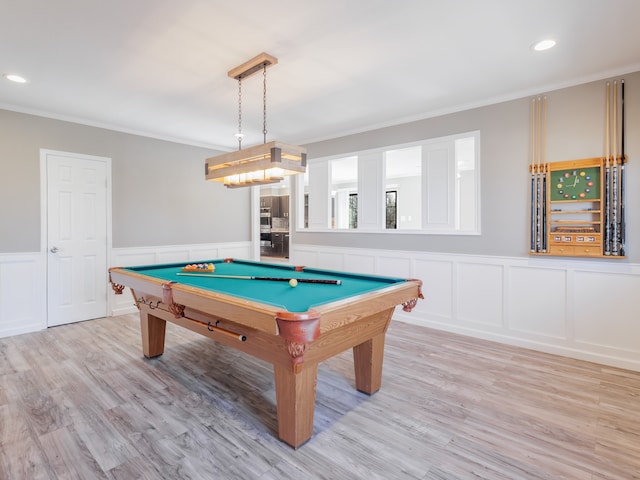 game room with light hardwood / wood-style flooring, billiards, and crown molding