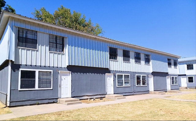 view of front of property featuring a front lawn