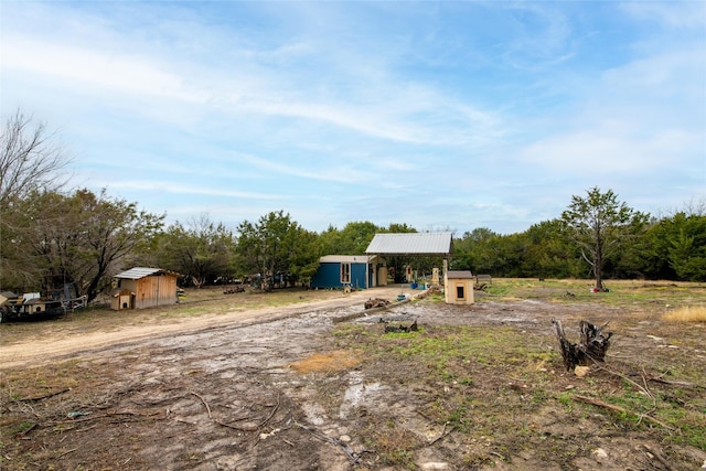 view of yard with a storage unit