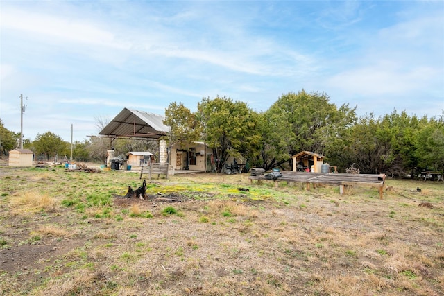 view of yard with a storage unit