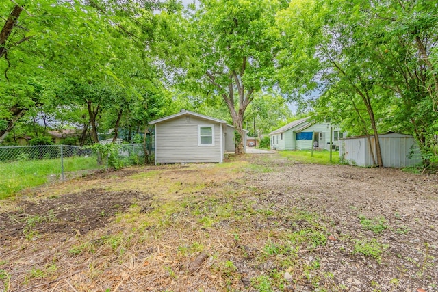 view of yard featuring a storage unit