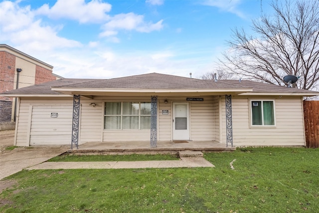 ranch-style home featuring a front lawn