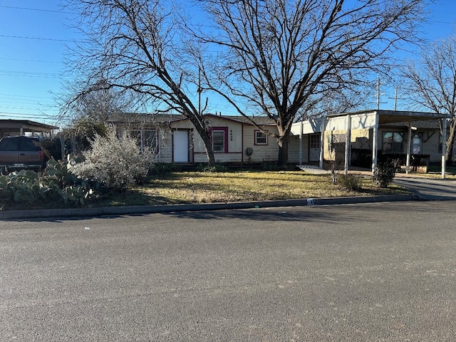 view of front of property featuring a front lawn