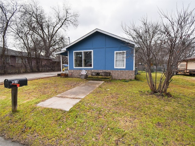 view of front of home with a front lawn