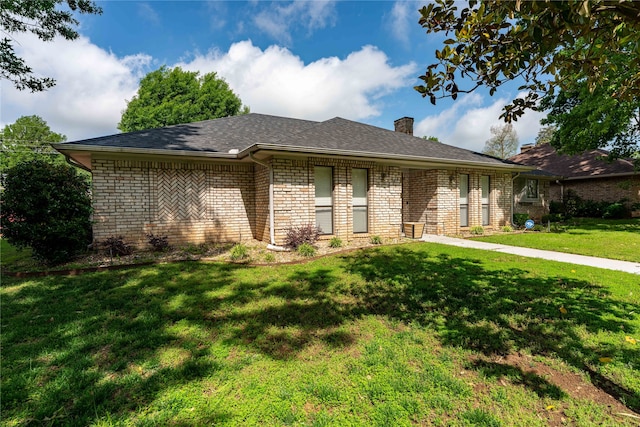 single story home with a front lawn