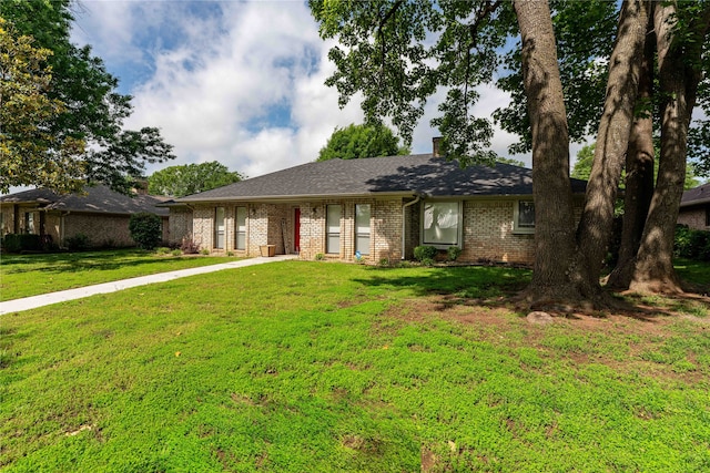 ranch-style house featuring a front lawn