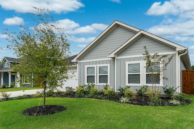 view of front of house featuring a front lawn