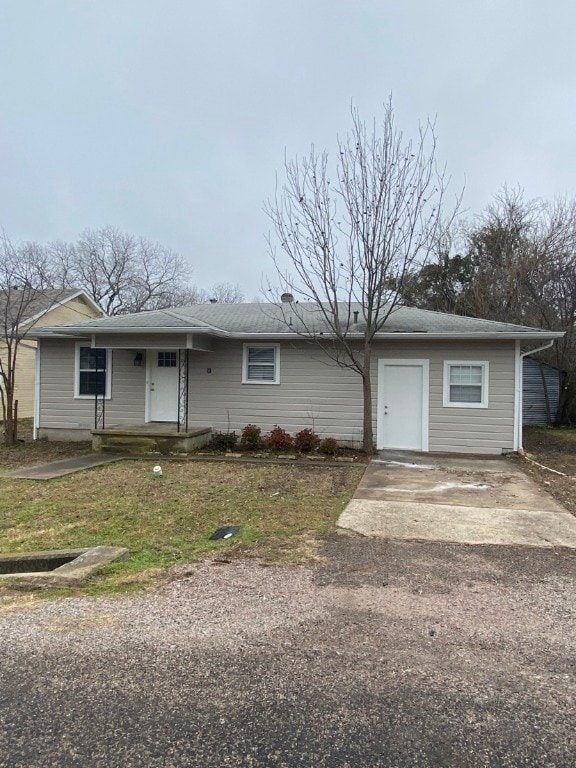 single story home featuring a front yard