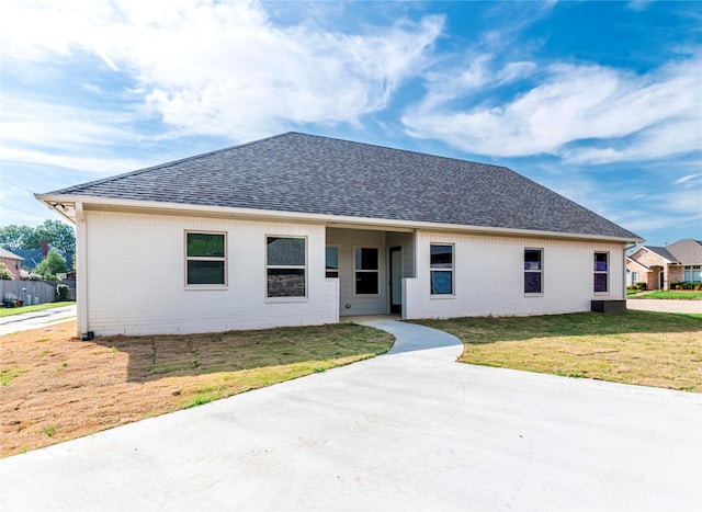 view of front of property featuring a front yard