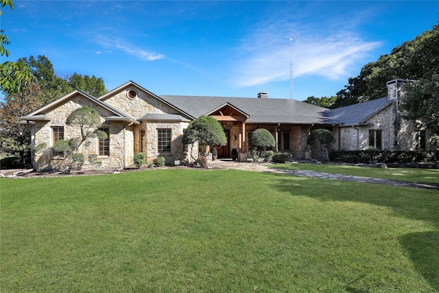 view of front of home featuring a front yard