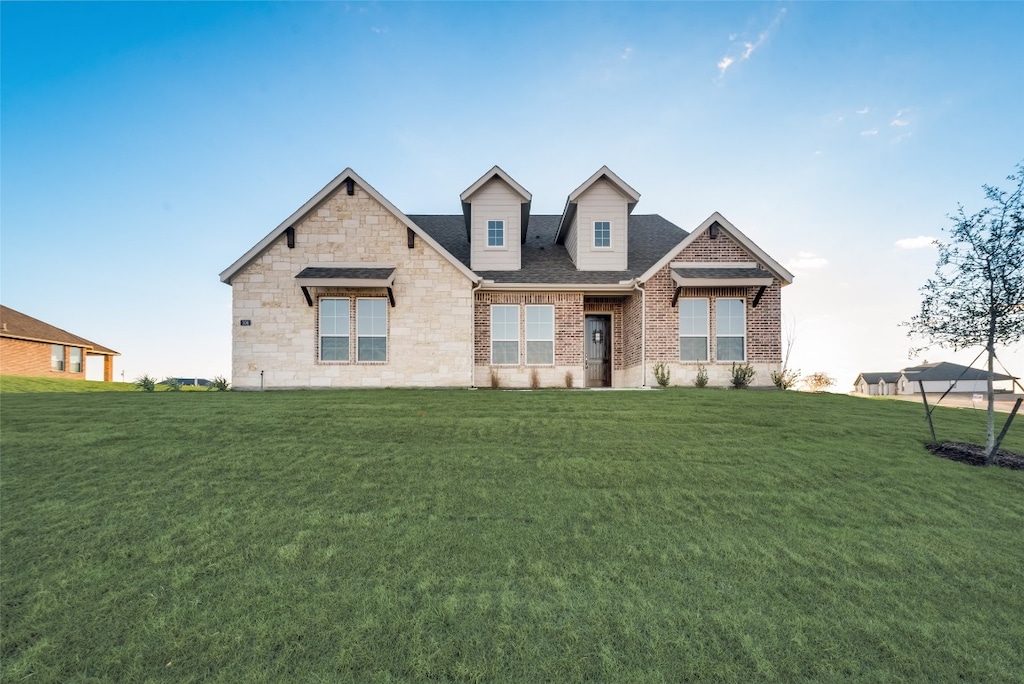 view of front of property with a front lawn