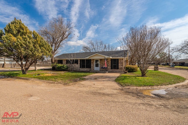 single story home with a front lawn