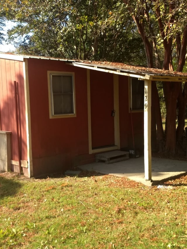 property entrance featuring a lawn