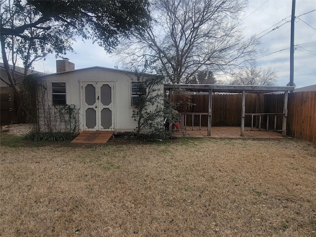 view of yard with an outdoor structure