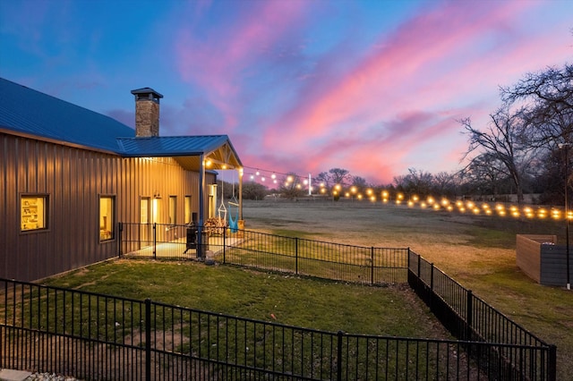 view of yard at dusk