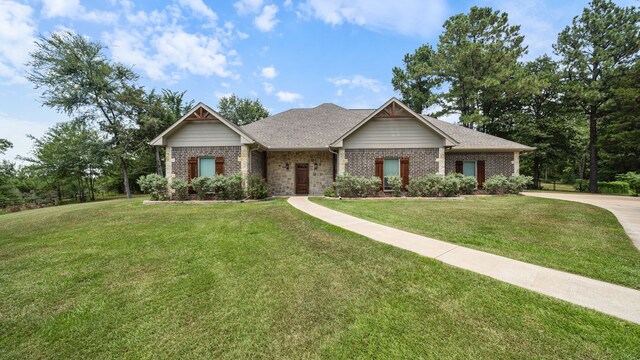 craftsman-style house featuring a front yard