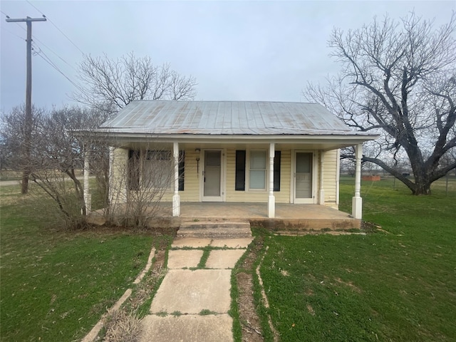 view of front facade with a porch and a front lawn