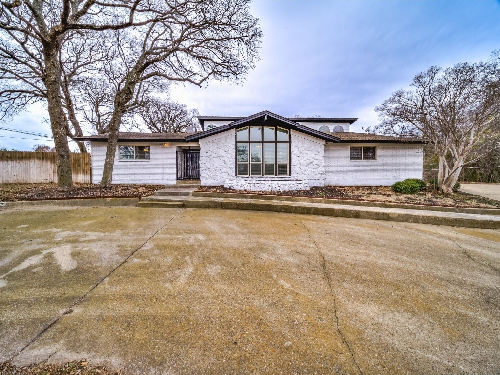 view of front of home featuring a patio area