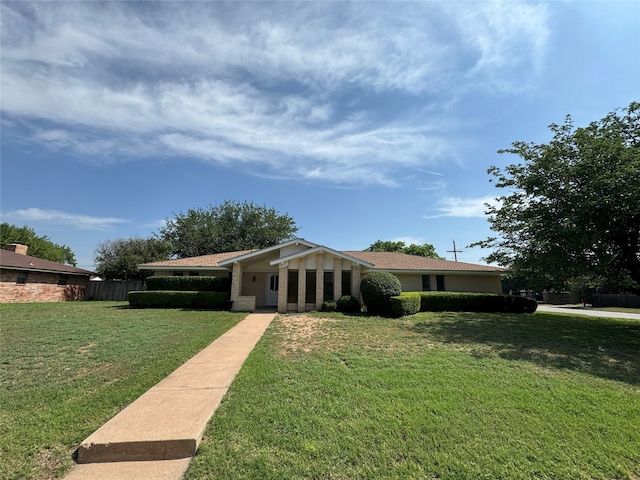 single story home featuring a front lawn