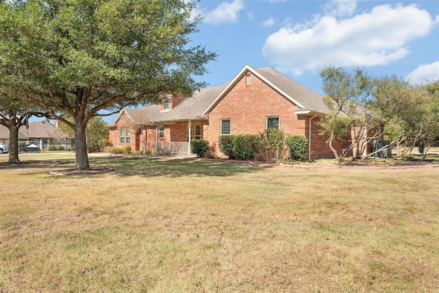 view of front property featuring a front lawn