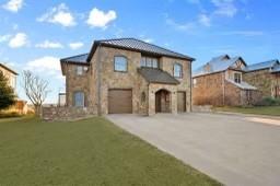 view of front facade featuring a front yard and a garage