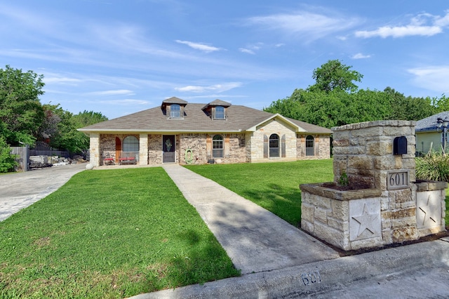 view of front of home featuring a front lawn