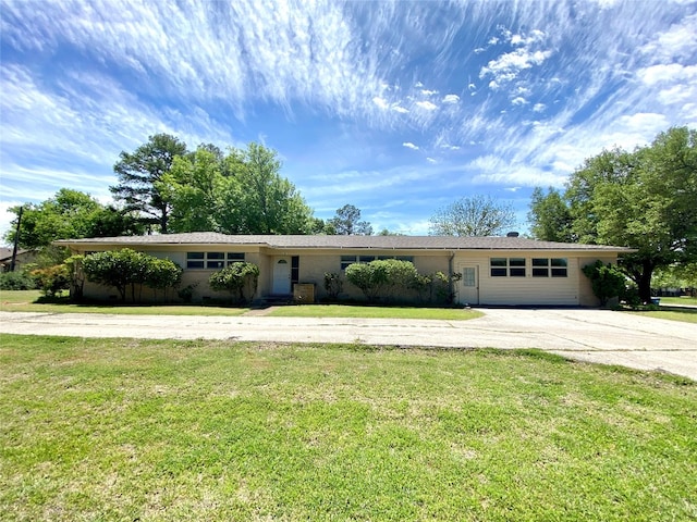 ranch-style home featuring a front lawn