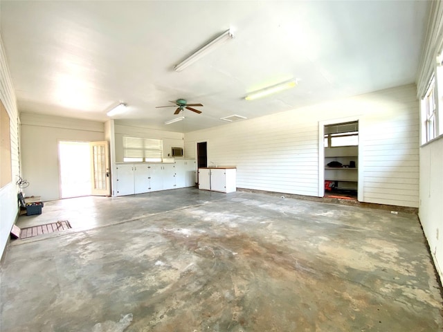 garage featuring ceiling fan