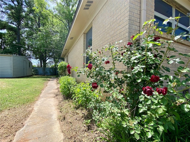 view of side of property featuring a lawn