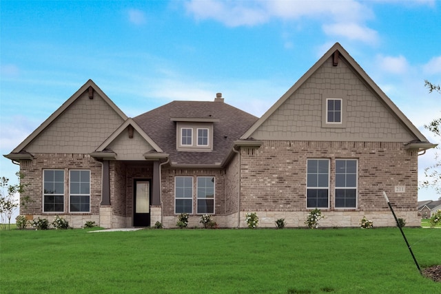 craftsman house featuring a front lawn