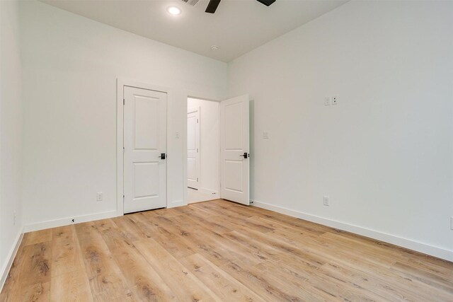 unfurnished room featuring light hardwood / wood-style flooring and ceiling fan