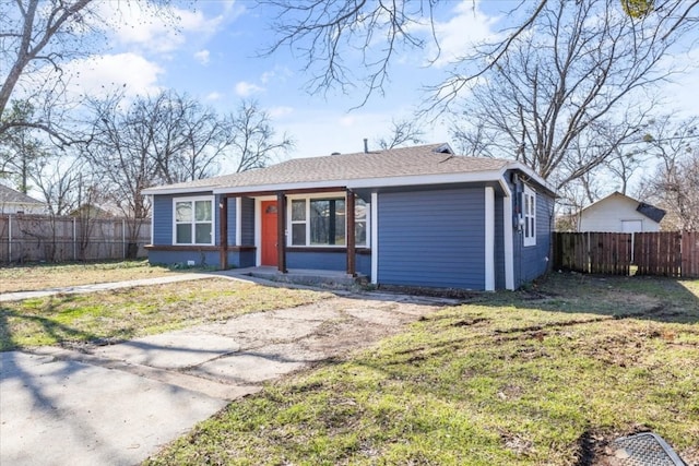 ranch-style house featuring a front lawn